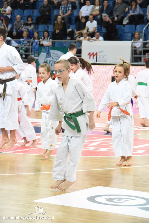 Pokaz karate na meczu Anwilu z AZS-em