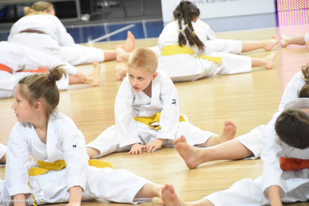 Pokaz karate na meczu Anwilu z AZS-em