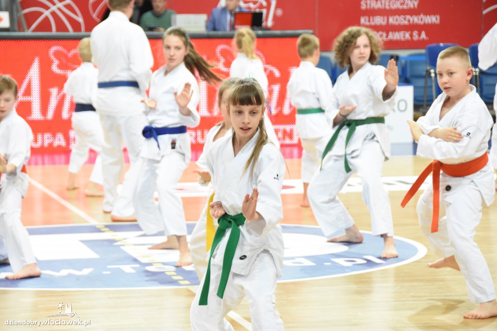 Pokaz karate na meczu Anwilu z AZS-em