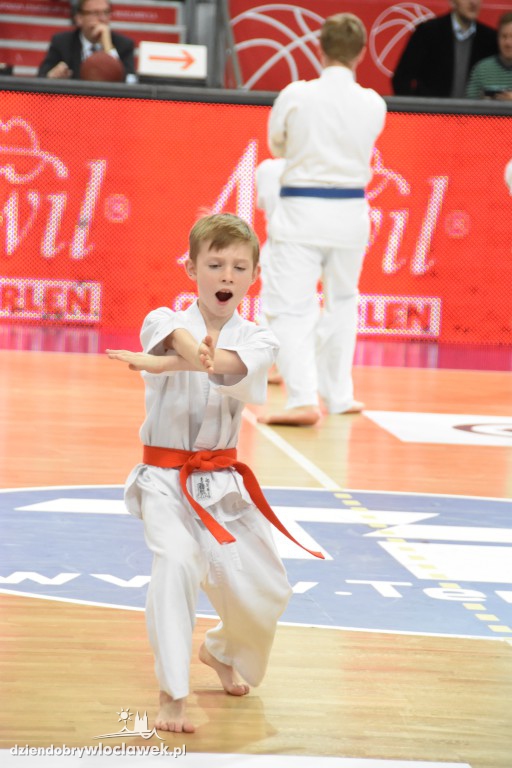 Pokaz karate na meczu Anwilu z AZS-em
