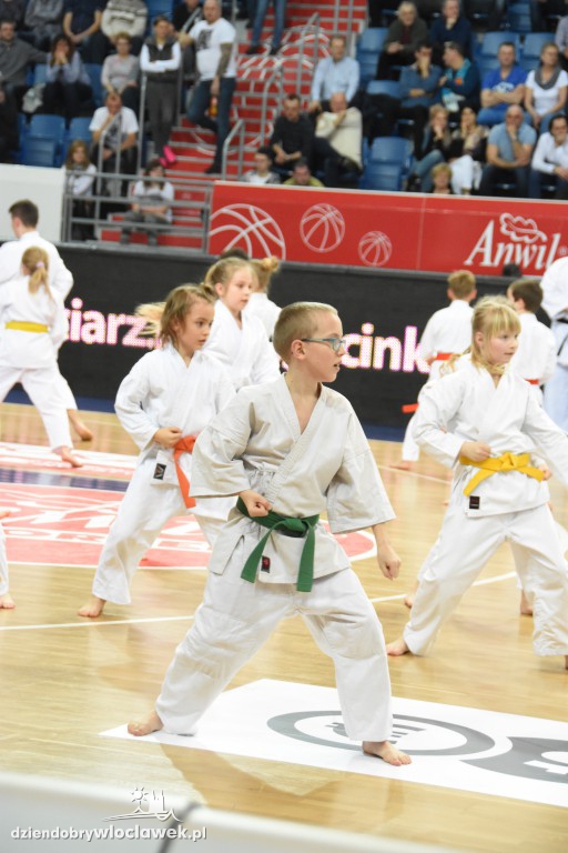 Pokaz karate na meczu Anwilu z AZS-em