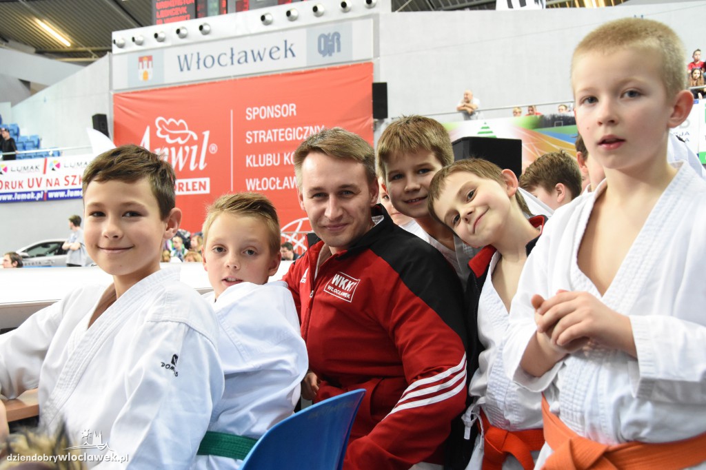 Pokaz karate na meczu Anwilu z AZS-em