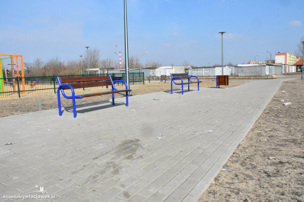 Bałagan na placu zabaw przy Plantach