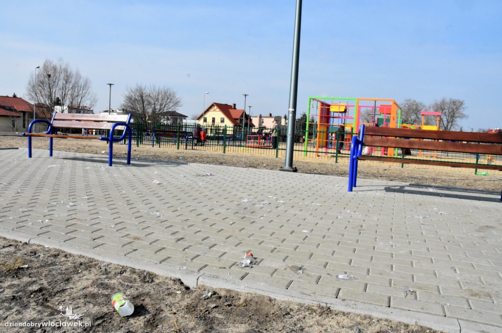 Bałagan na placu zabaw przy Plantach