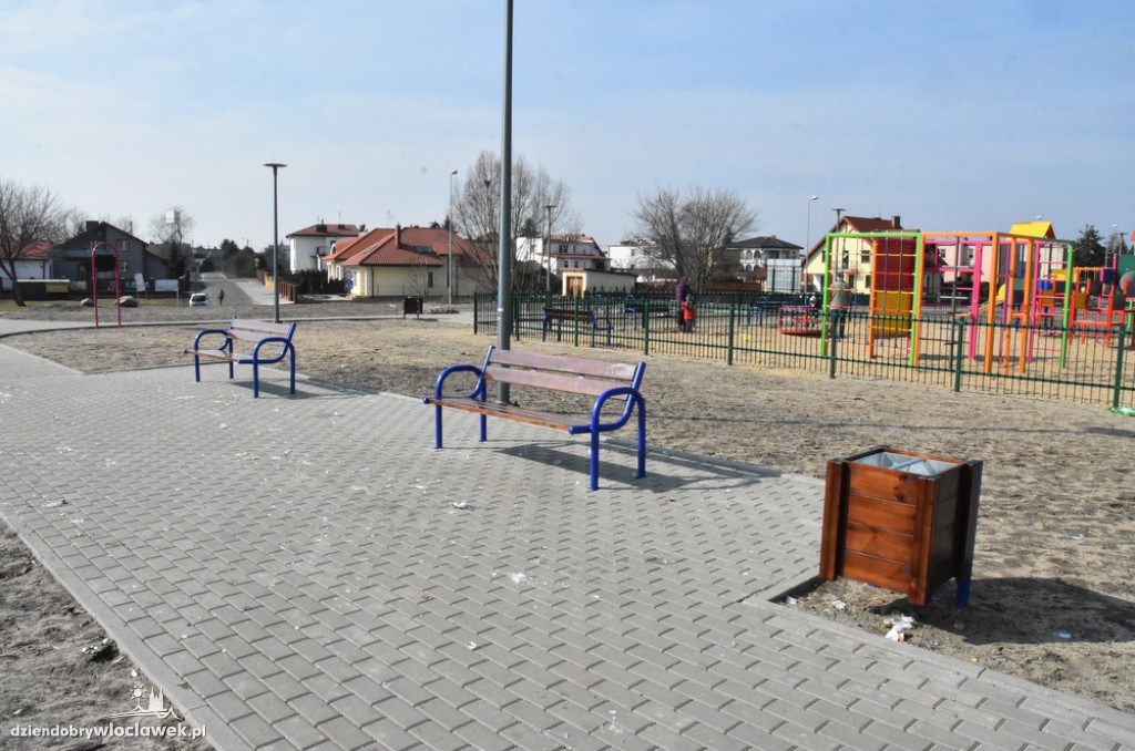 Bałagan na placu zabaw przy Plantach