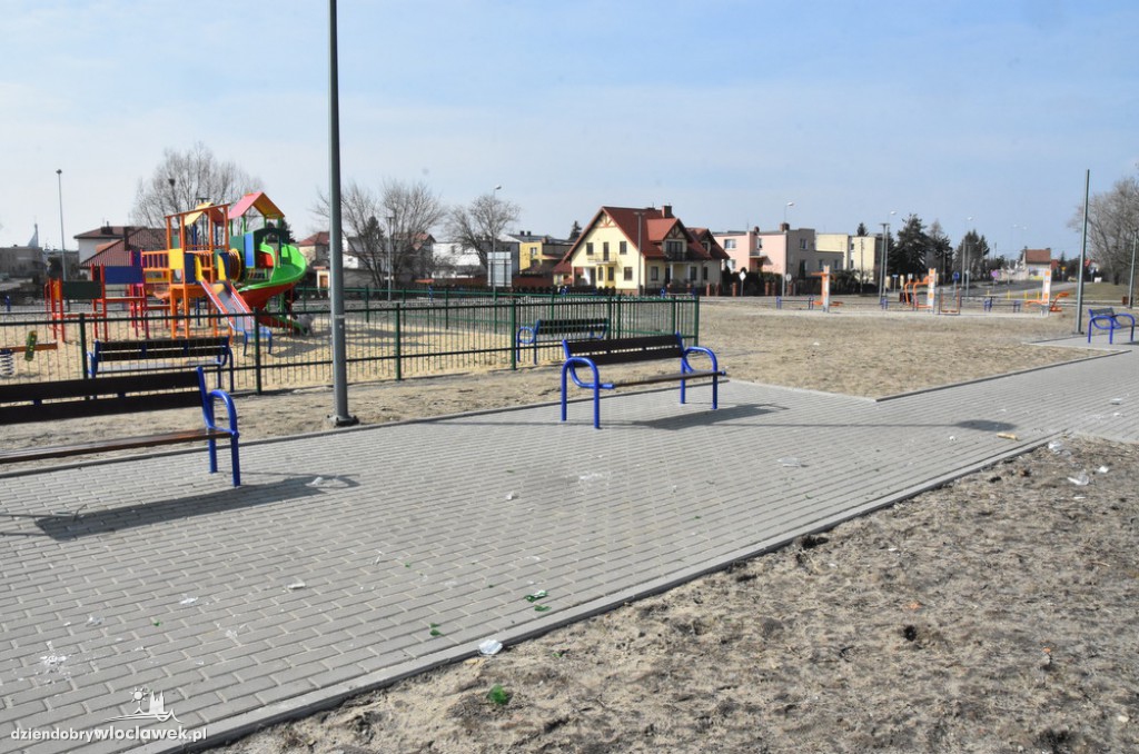Bałagan na placu zabaw przy Plantach