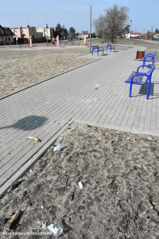 Bałagan na placu zabaw przy Plantach