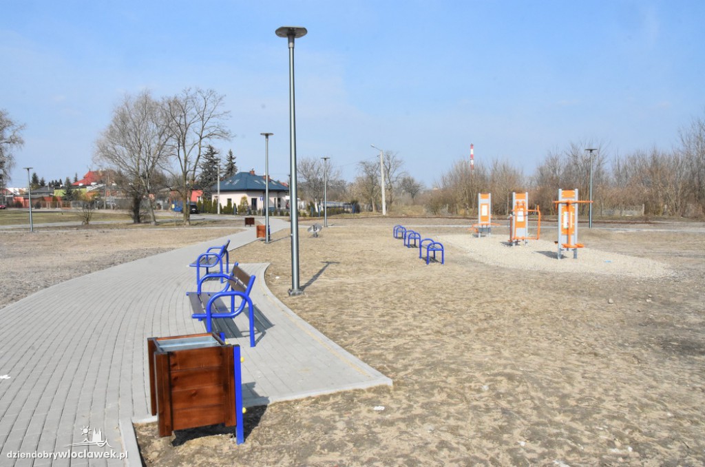 Bałagan na placu zabaw przy Plantach