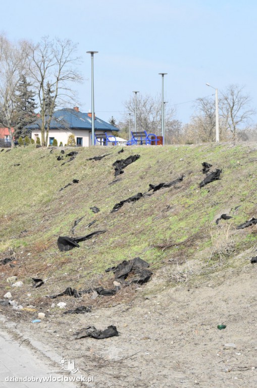 Bałagan na placu zabaw przy Plantach