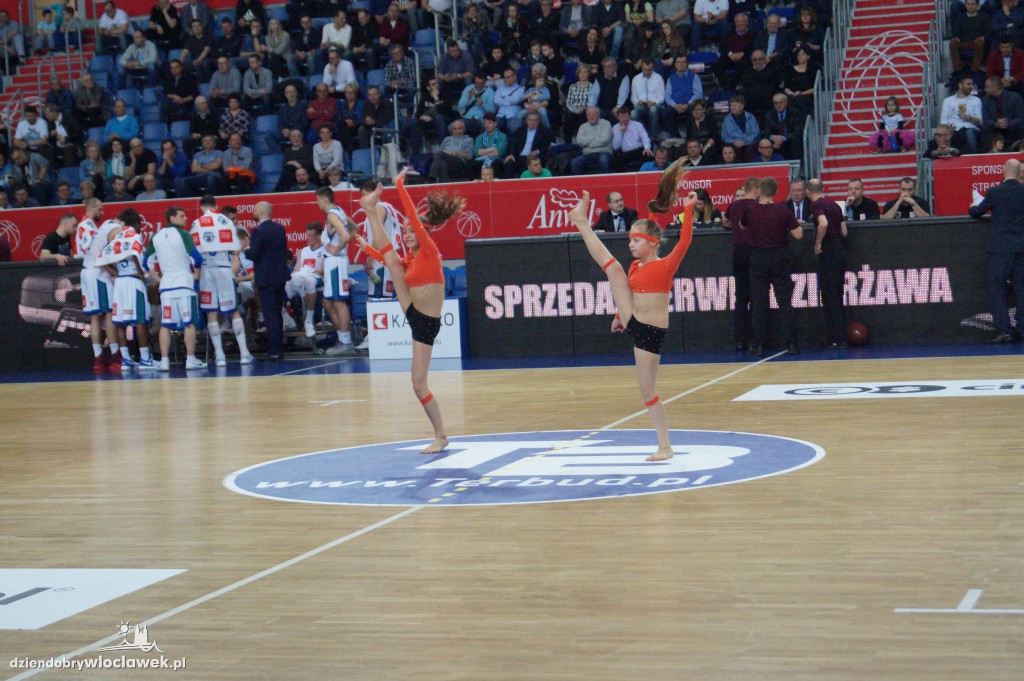Anwil Dance Team na meczu z TBV Startem