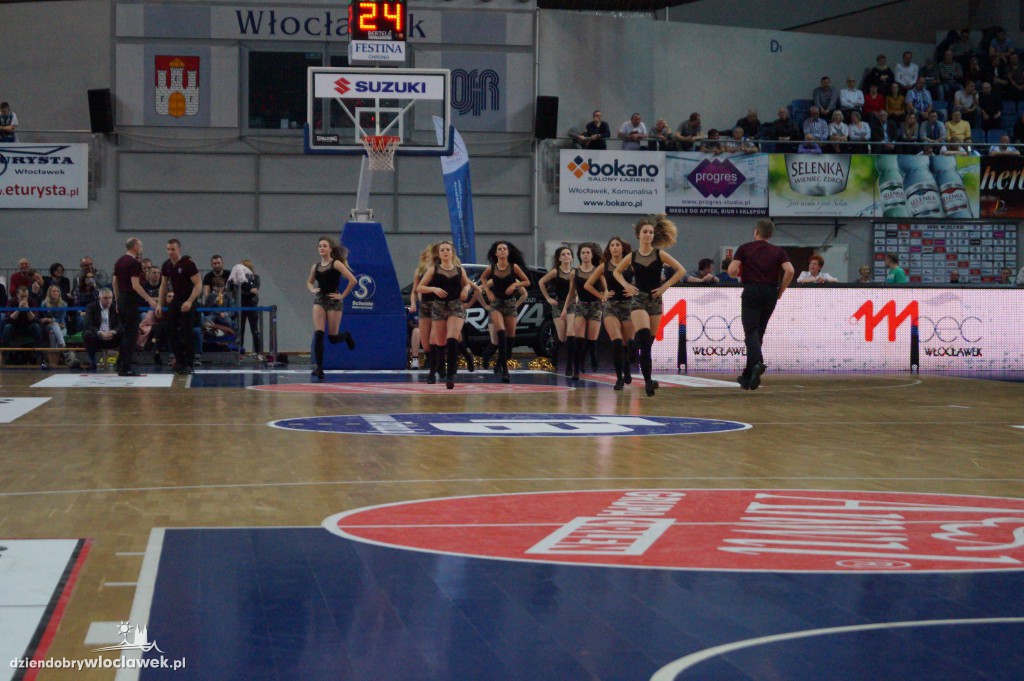 Anwil Dance Team na meczu z TBV Startem