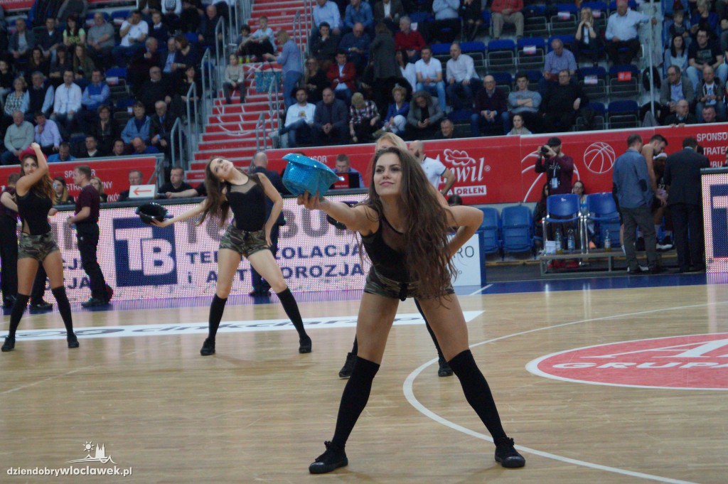 Anwil Dance Team na meczu z TBV Startem