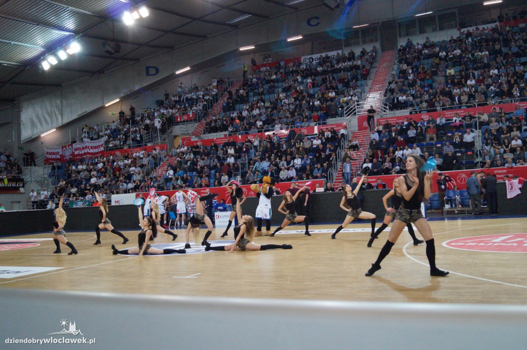 Anwil Dance Team na meczu z TBV Startem