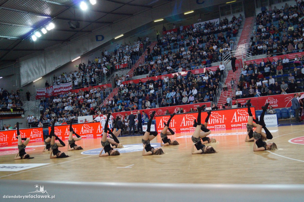 Anwil Dance Team na meczu z TBV Startem