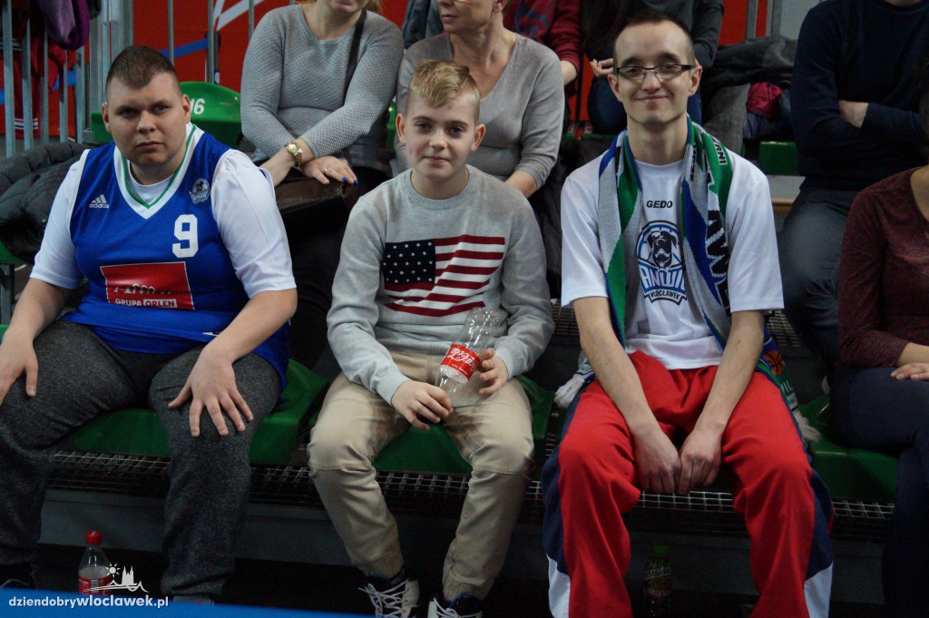 Kibice na meczu Anwil - TBV Start