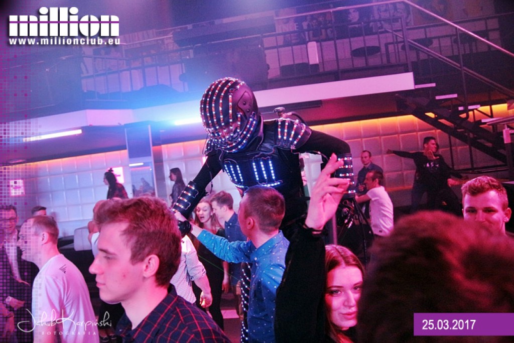 Sobotnia noc w klubie Million