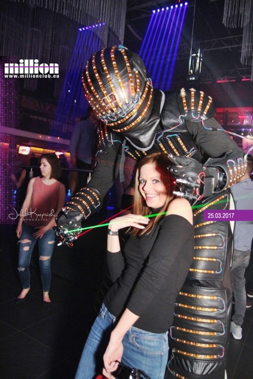 Sobotnia noc w klubie Million