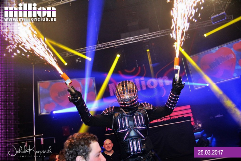 Sobotnia noc w klubie Million