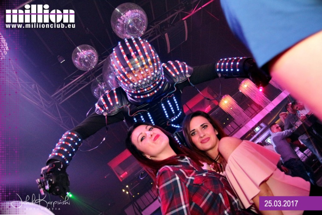 Sobotnia noc w klubie Million