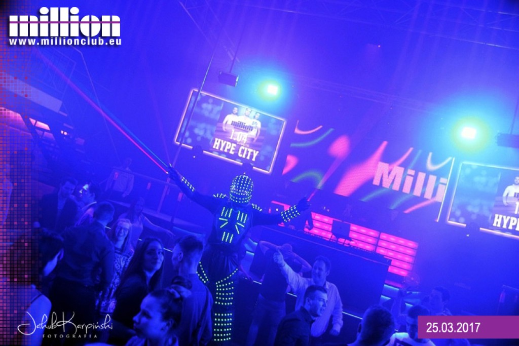 Sobotnia noc w klubie Million