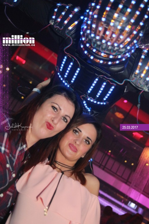 Sobotnia noc w klubie Million