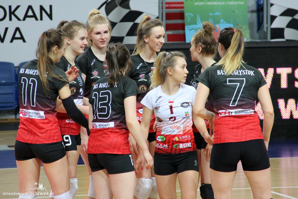Mecz II ligi siatkówki kobiet w Hali Mistrzów