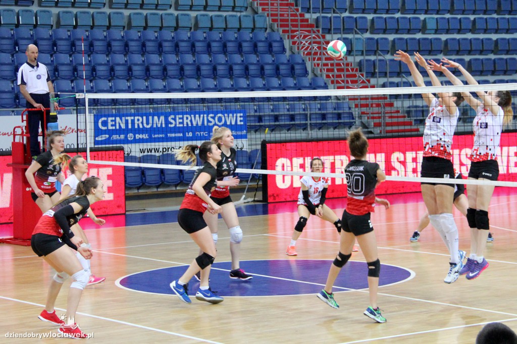Mecz II ligi siatkówki kobiet w Hali Mistrzów