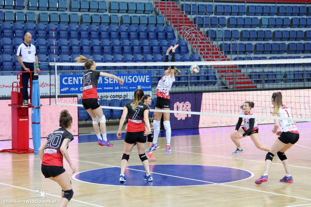 Mecz II ligi siatkówki kobiet w Hali Mistrzów