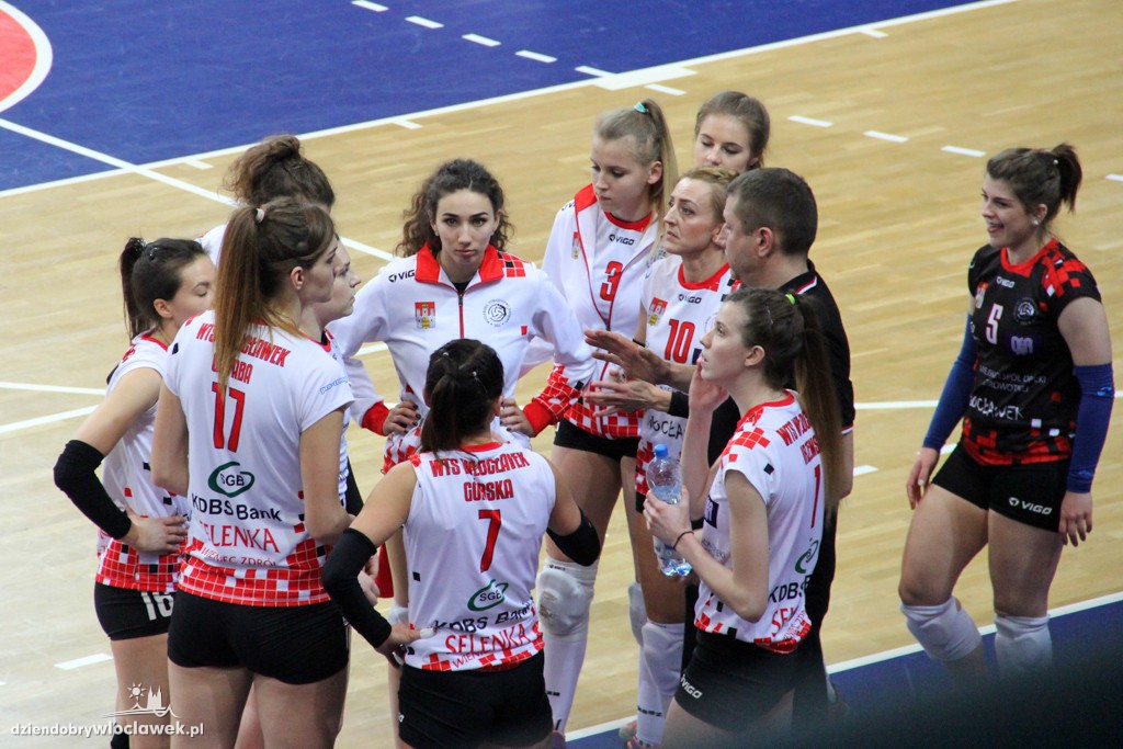 Mecz II ligi siatkówki kobiet w Hali Mistrzów