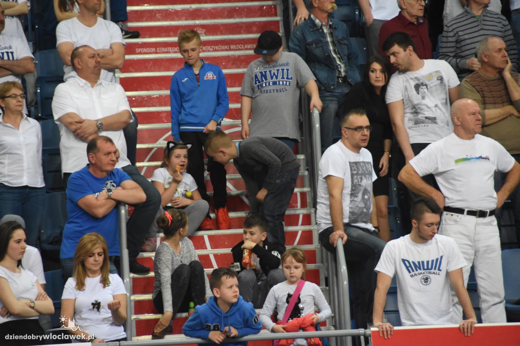 Kibice na meczu Anwil - Stelmet w Hali Mistrzów