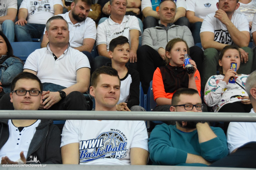Kibice na meczu Anwil - Stelmet w Hali Mistrzów