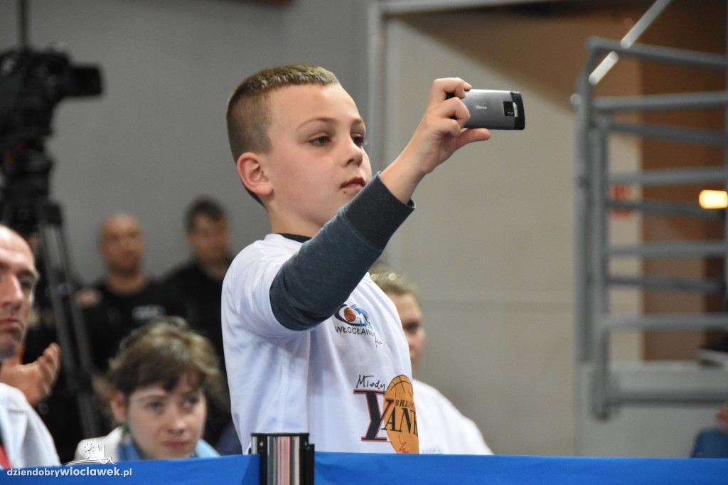 Kibice na meczu Anwil - Stelmet w Hali Mistrzów