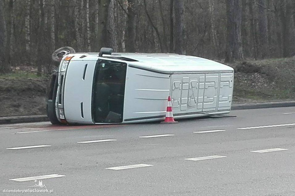 Przewrócone auto na Kazimierza Wlk.