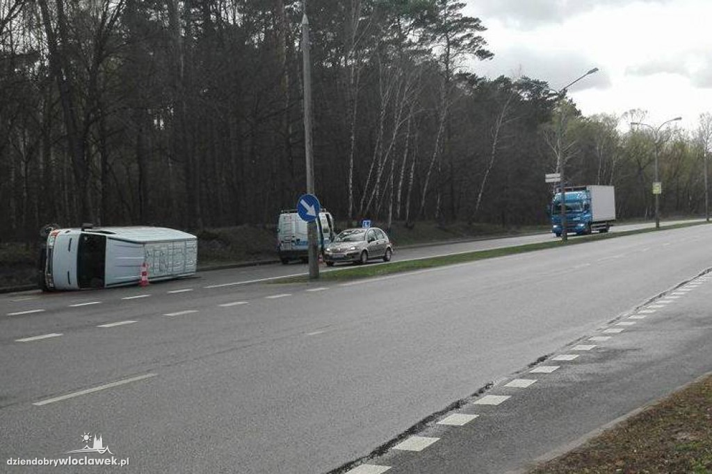 Przewrócone auto na Kazimierza Wlk.