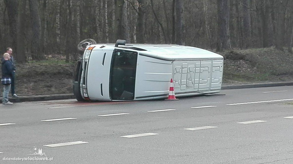 Przewrócone auto na Kazimierza Wlk.