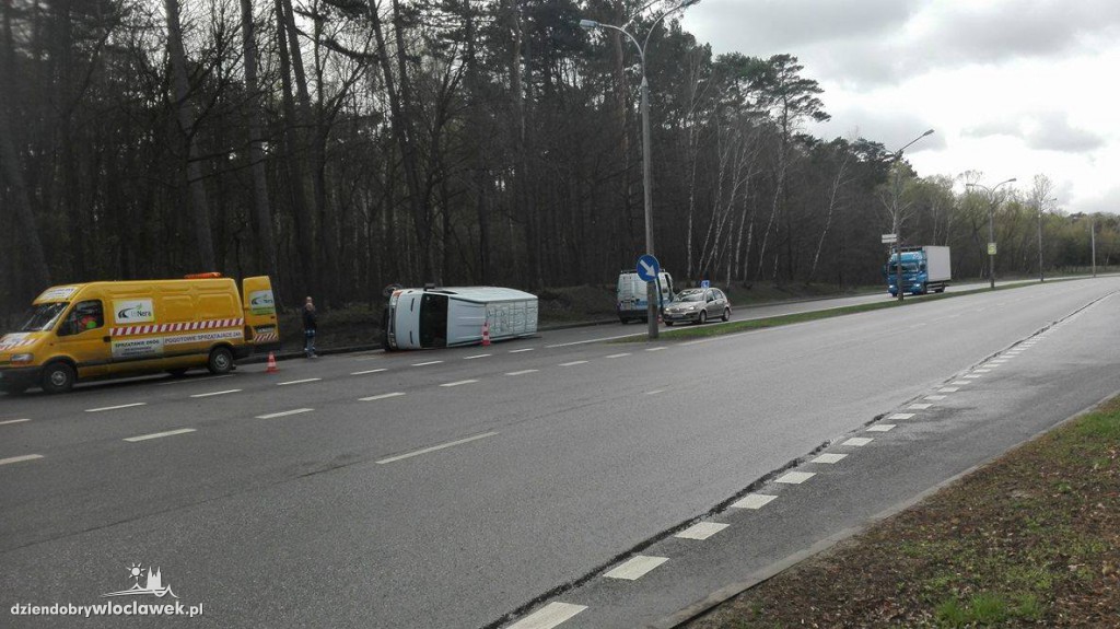 Przewrócone auto na Kazimierza Wlk.