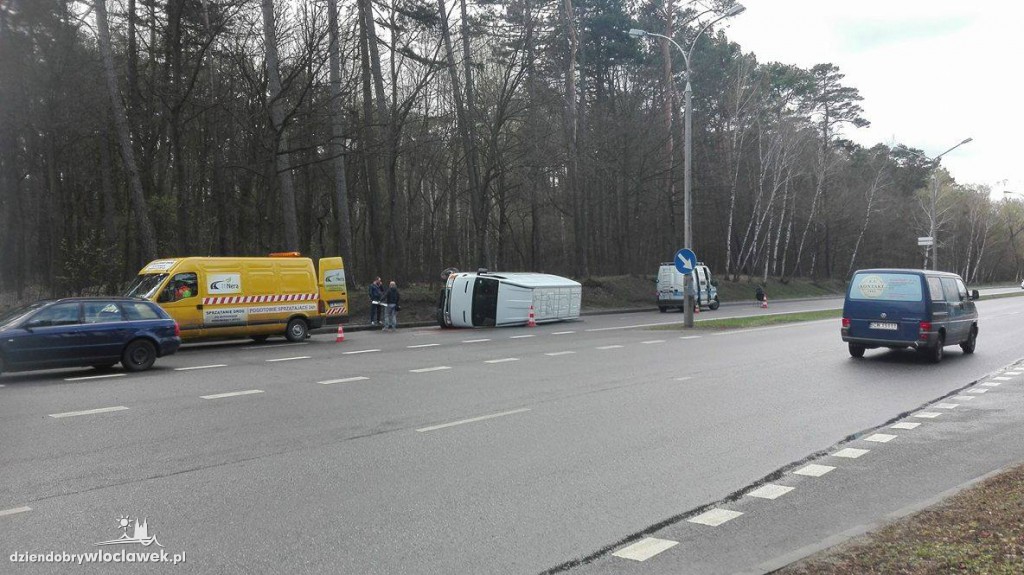 Przewrócone auto na Kazimierza Wlk.