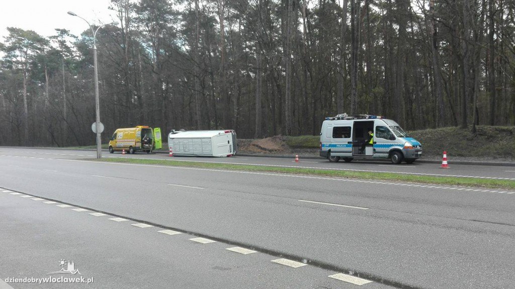 Przewrócone auto na Kazimierza Wlk.