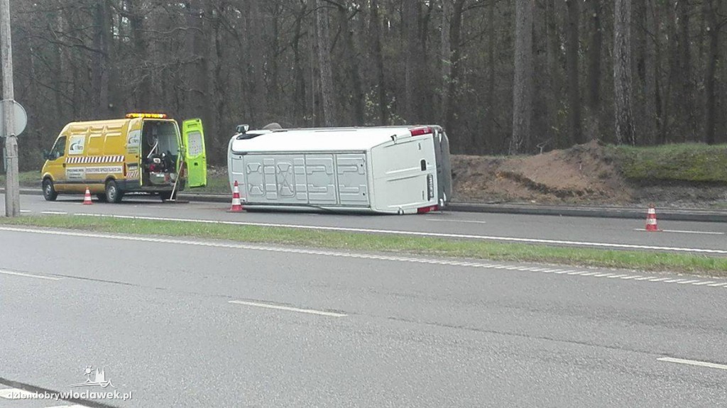 Przewrócone auto na Kazimierza Wlk.