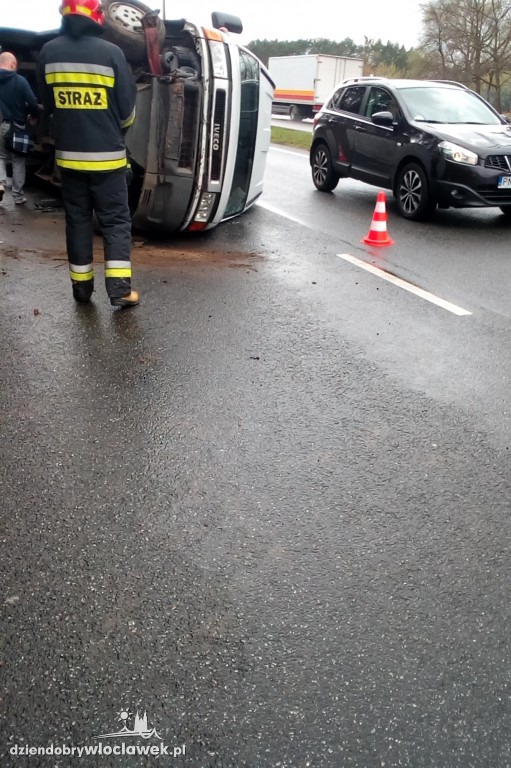 Przewrócone auto na Kazimierza Wlk.