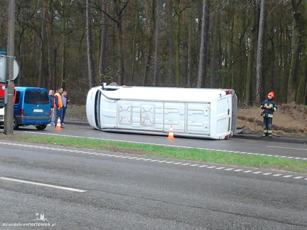 Przewrócone auto na Kazimierza Wlk.