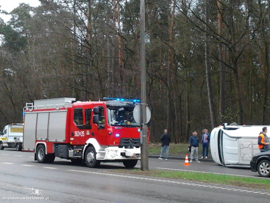 Przewrócone auto na Kazimierza Wlk.