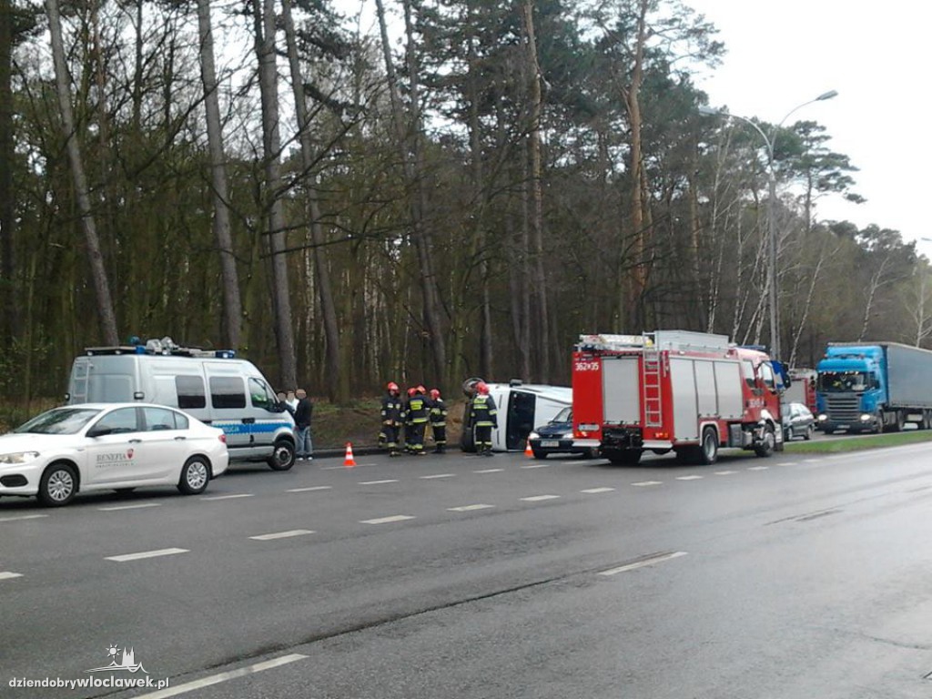 Przewrócone auto na Kazimierza Wlk.