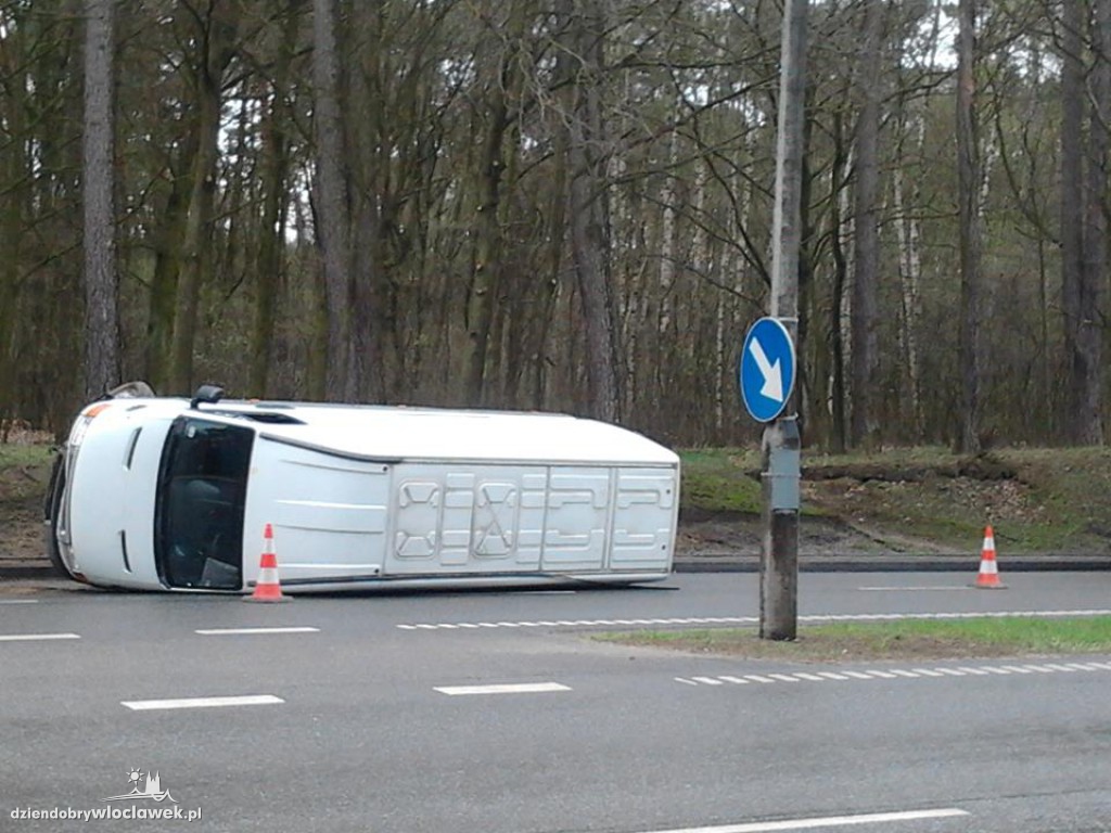 Przewrócone auto na Kazimierza Wlk.