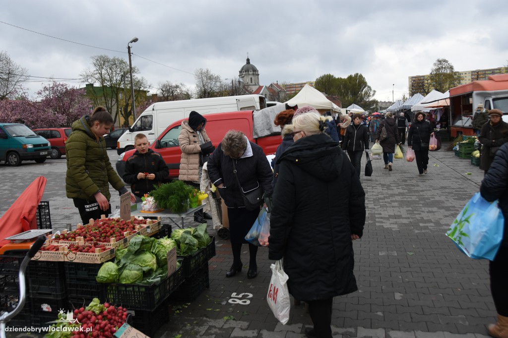 Świąteczne zakupy na targowisku