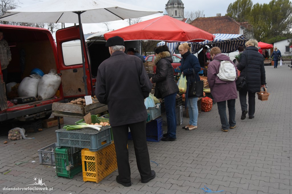 Świąteczne zakupy na targowisku
