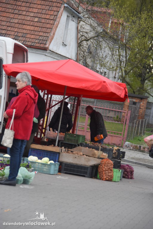Świąteczne zakupy na targowisku
