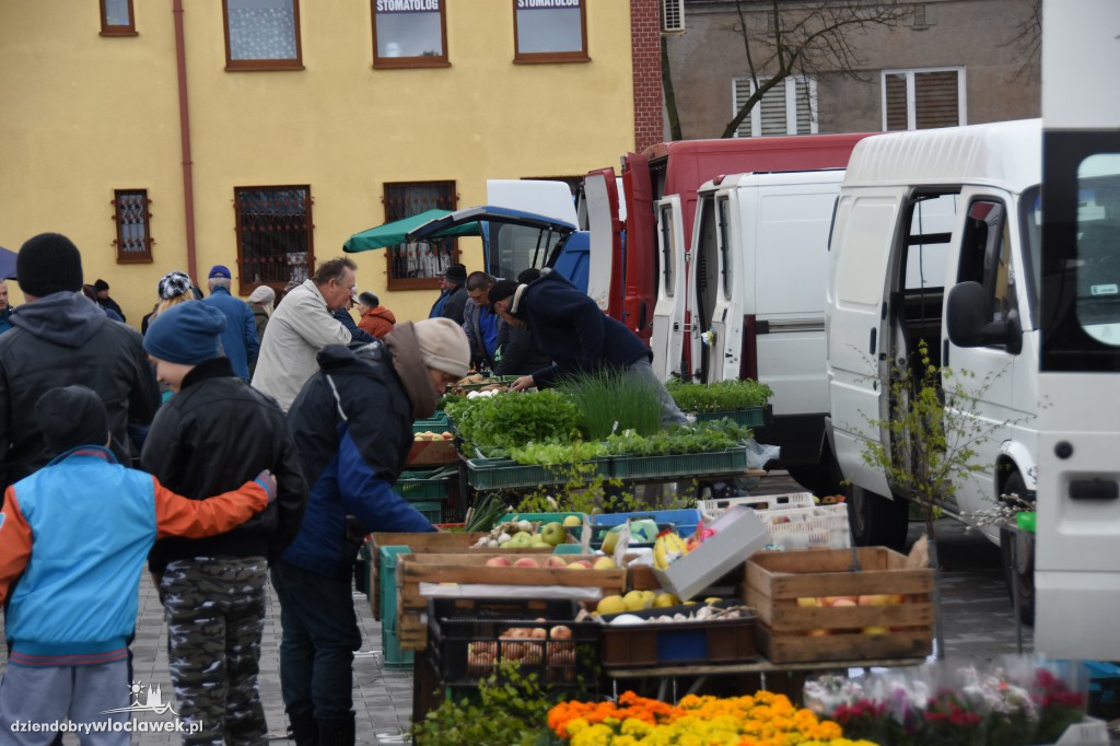 Świąteczne zakupy na targowisku