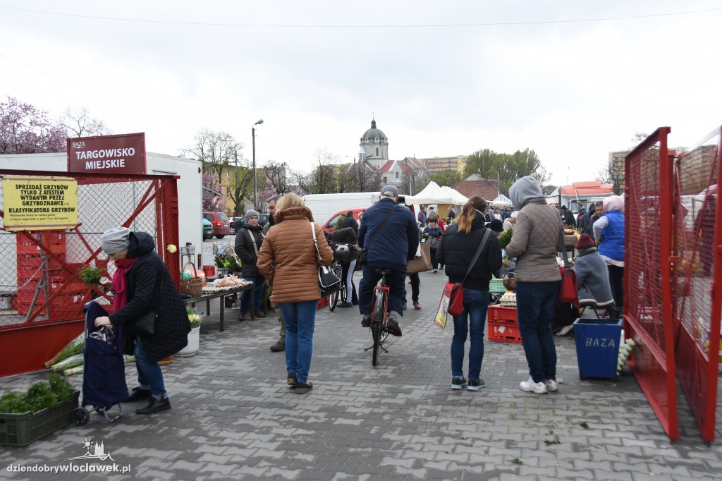 Świąteczne zakupy na targowisku