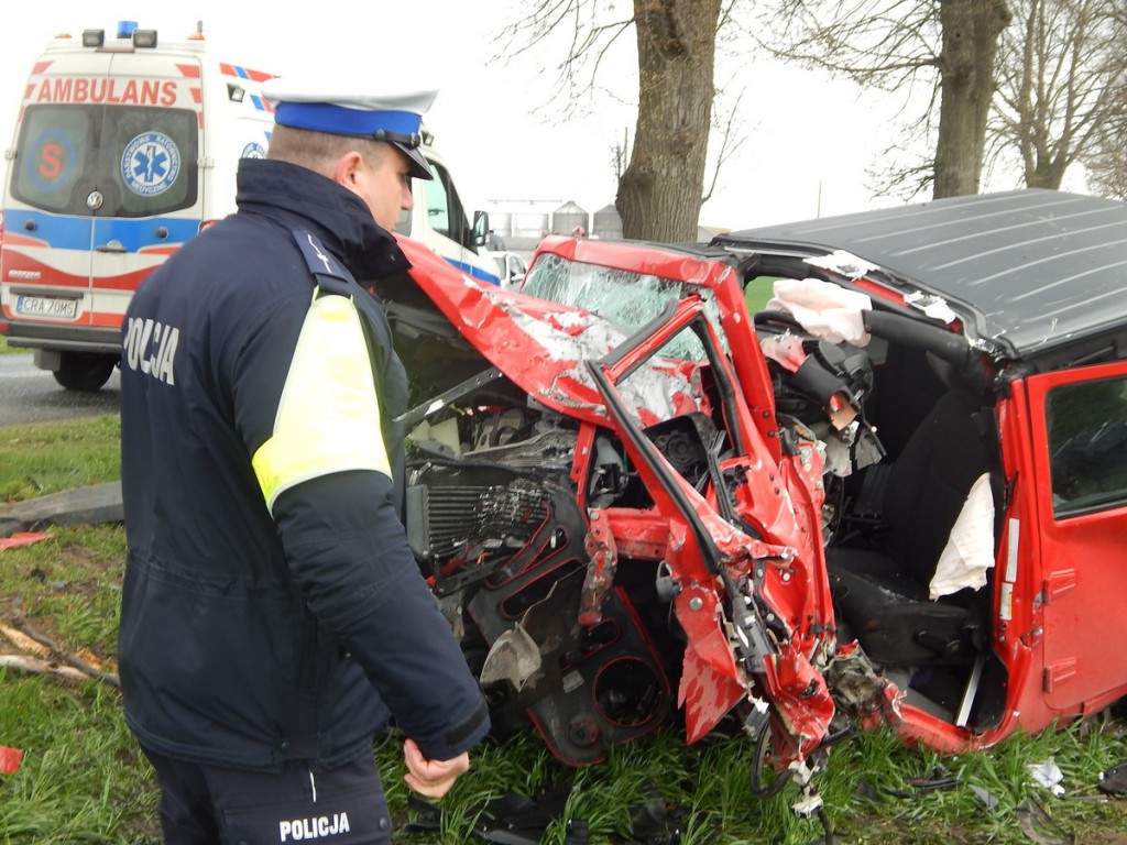 58-latek wjechał jeepem w drzewo